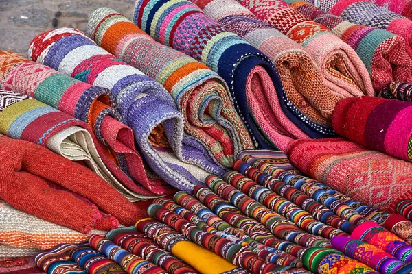 Chinchero genellikle geleneksel İnka teknikleri kullanılarak yapılan yüksek kaliteli dokuma ve renkli tekstil ürünleriyle tanınır..