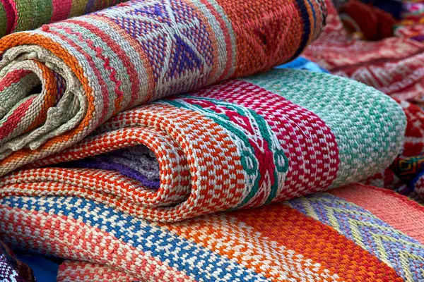 Chinchero genellikle geleneksel İnka teknikleri kullanılarak yapılan yüksek kaliteli dokuma ve renkli tekstil ürünleriyle tanınır..