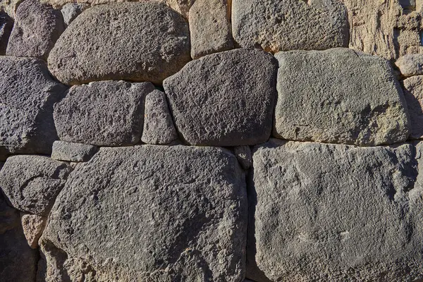 Peru, Cusco 'daki Ollantaytambo arkeolojik sahasının görkemli manzarası. Andean dağlarına karşı muazzam taş teraslar yükseliyor, İnka medeniyetinin mimari ustalığını ve mühendisliğini gözler önüne seriyor.