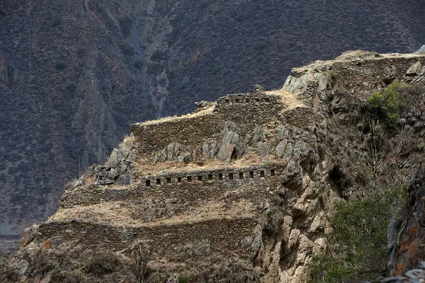 Peru, Cusco 'daki Ollantaytambo arkeolojik sahasının görkemli manzarası. Andean dağlarına karşı muazzam taş teraslar yükseliyor, İnka medeniyetinin mimari ustalığını ve mühendisliğini gözler önüne seriyor.