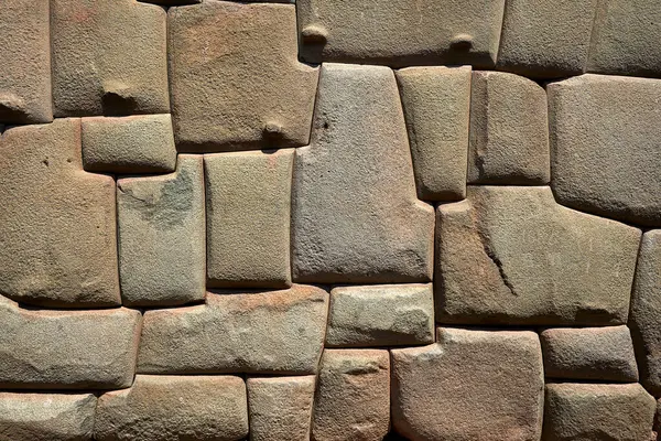 Cusco, Peru 'daki İnka taş duvarları, İnka mimarisinin ve işçiliğinin olağanüstü bir örneği.