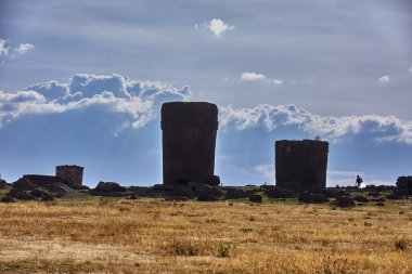 Geçmişten gelen yankılar. Sillustani 'nin antik chullpas' ları And Dağları 'nın çarpıcı zeminine gururla karşı koyuyor. Bu görkemli taş kuleler, bir zamanlar mezarlar, hikayeler barındırır..