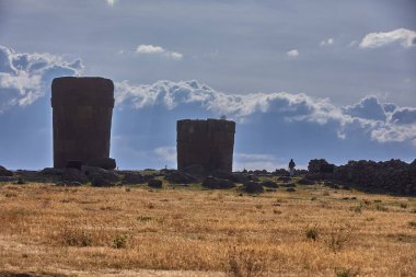 Geçmişten gelen yankılar. Sillustani 'nin antik chullpas' ları And Dağları 'nın çarpıcı zeminine gururla karşı koyuyor. Bu görkemli taş kuleler, bir zamanlar mezarlar, hikayeler barındırır..
