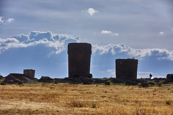Geçmişten gelen yankılar. Sillustani 'nin antik chullpas' ları And Dağları 'nın çarpıcı zeminine gururla karşı koyuyor. Bu görkemli taş kuleler, bir zamanlar mezarlar, hikayeler barındırır..