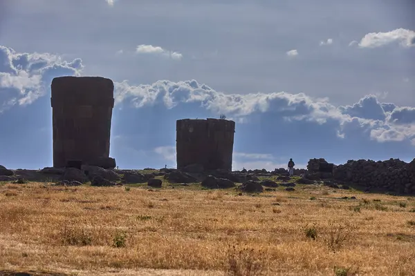 Geçmişten gelen yankılar. Sillustani 'nin antik chullpas' ları And Dağları 'nın çarpıcı zeminine gururla karşı koyuyor. Bu görkemli taş kuleler, bir zamanlar mezarlar, hikayeler barındırır..