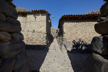 Ollantaytambo kasabası, antik İnka kentsel planlarının modern yaşamla kusursuz bir şekilde harmanlandığı nadir bir mücevherdir. Çamurlu sokaklar, taştan evler ve geleneksel su kanalları. 