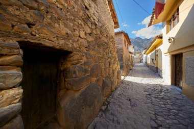 Ollantaytambo kasabası, antik İnka kentsel planlarının modern yaşamla kusursuz bir şekilde harmanlandığı nadir bir mücevherdir. Çamurlu sokaklar, taştan evler ve geleneksel su kanalları. 