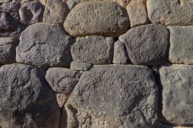 Ollantaytambo kasabası, antik İnka kentsel planlarının modern yaşamla kusursuz bir şekilde harmanlandığı nadir bir mücevherdir. Çamurlu sokaklar, taştan evler ve geleneksel su kanalları. 