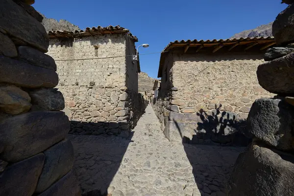 Ollantaytambo kasabası, antik İnka kentsel planlarının modern yaşamla kusursuz bir şekilde harmanlandığı nadir bir mücevherdir. Çamurlu sokaklar, taştan evler ve geleneksel su kanalları. 