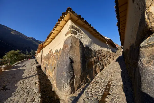 Ollantaytambo kasabası, antik İnka kentsel planlarının modern yaşamla kusursuz bir şekilde harmanlandığı nadir bir mücevherdir. Çamurlu sokaklar, taştan evler ve geleneksel su kanalları. 