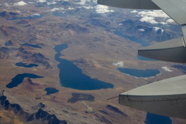 Cusco 'ya uçarken en çarpıcı manzaralardan biri Cordillera Vilcanota manzarası ve Moray Maras' ın sonsuz mısır tarlalarıdır. Apu Salcantay en uzun olanı..