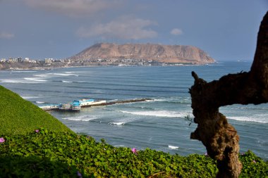 Lima, Peru 'nun Miraflores ilçesinde yer alan Malecn, Pasifik Okyanusu' nun muhteşem manzaralarını sunan güzel bir sahil gezintisidir. Costa Verde