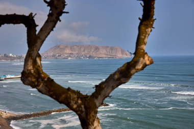 Lima, Peru 'nun Miraflores ilçesinde yer alan Malecn, Pasifik Okyanusu' nun muhteşem manzaralarını sunan güzel bir sahil gezintisidir. Costa Verde