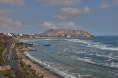 Malecon Miraflores 'ten El Morro Solar sessizce körfezde yükselir. Tarihte ve kontrastta zengin bir simgedir. Çöl tepelerinin okyanusun nefesiyle buluştuğu yerde..