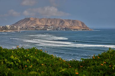 Malecon Miraflores 'ten El Morro Solar sessizce körfezde yükselir. Tarihte ve kontrastta zengin bir simgedir. Çöl tepelerinin okyanusun nefesiyle buluştuğu yerde..