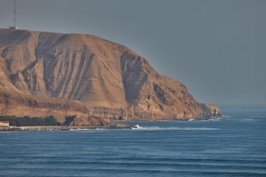 Malecon Miraflores 'ten El Morro Solar sessizce körfezde yükselir. Tarihte ve kontrastta zengin bir simgedir. Çöl tepelerinin okyanusun nefesiyle buluştuğu yerde..