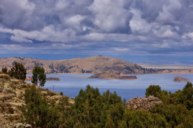 Amantan Adası 'nın yükseklerinden Titicaca Gölü sonsuz mavi sulara uzanır. Gökyüzünü ve And Dağları' nın ruhunu yansıtır..