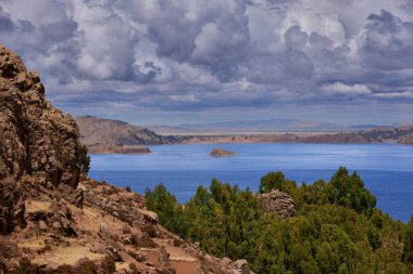 Amantan Adası 'nın yükseklerinden Titicaca Gölü sonsuz mavi sulara uzanır. Gökyüzünü ve And Dağları' nın ruhunu yansıtır..
