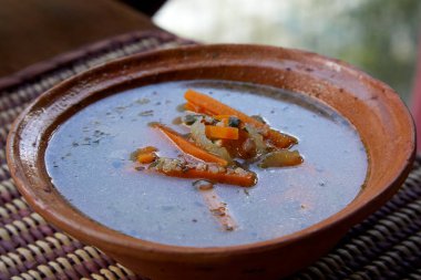 And geleneği açısından zengin, lezzet dolu ve sağlıklı malzemelerle dolu rahatlatıcı bir kase Cusco tarzı kinoa çorbası. Her kaşık Peru dağlarının sıcacık tadı.