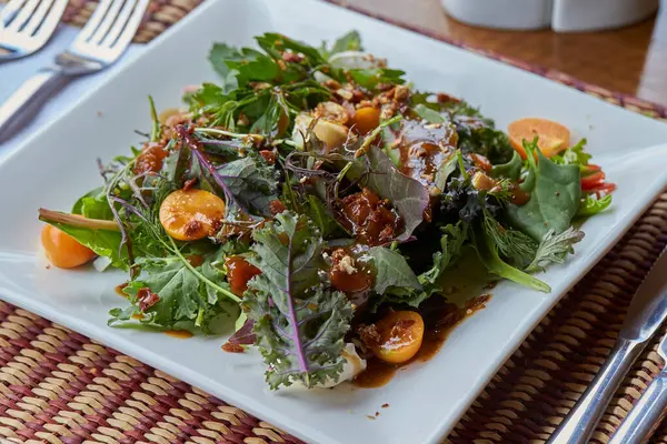 Andean yeşillikleri, altın böğürtlenler (aguaymanto) ve zengin yerel soslu geleneksel Cusco tarzı salata. Peru lezzetlerini vurgulayan taze, organik bileşenlerin canlı bir birleşimi.