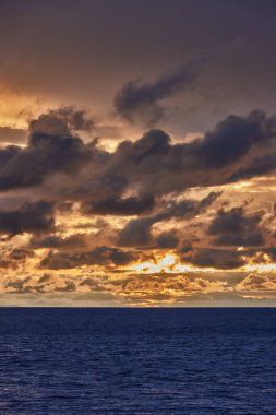 Titicaca Gölü 'nün engin engin genişliğinde dramatik bir fırtınalı gökyüzü beliriyor, yüksek irtifada derin gölgeler ve zengin maviler bırakıyor..