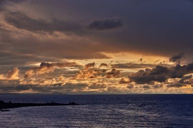 Titicaca Gölü 'nün engin engin genişliğinde dramatik bir fırtınalı gökyüzü beliriyor, yüksek irtifada derin gölgeler ve zengin maviler bırakıyor..
