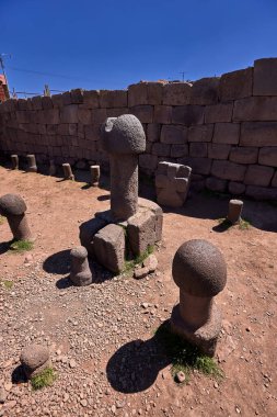 Puno, Peru 'daki Doğurganlık Tapınağı. Antik taş fallusların yaşamın, bereketin ve Andean inançlarının sembolü olarak durduğu yer. Bu merasim alanı, dağlık arazide kurulmuş..