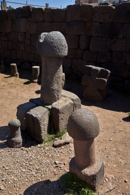 Puno- İnka Uyo-Peru 'daki Doğurganlık Tapınağı. Antik taş falluslarının yaşamın, bereketin ve atalarımızın inançlarının sembolü olarak durduğu yer. Chucuito 