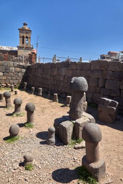 Puno- İnka Uyo-Peru 'daki Doğurganlık Tapınağı. Antik taş falluslarının yaşamın, bereketin ve atalarımızın inançlarının sembolü olarak durduğu yer. Chucuito 