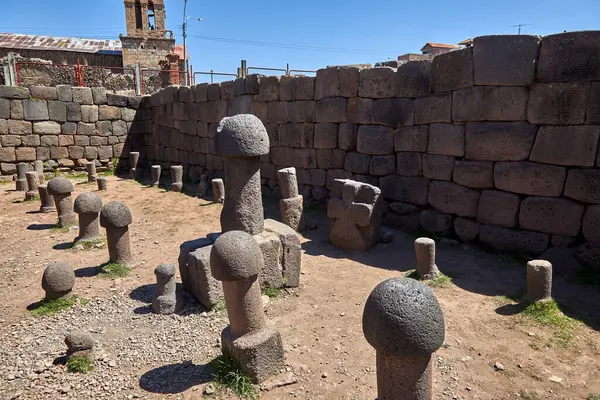 Puno- İnka Uyo-Peru 'daki Doğurganlık Tapınağı. Antik taş falluslarının yaşamın, bereketin ve atalarımızın inançlarının sembolü olarak durduğu yer. Chucuito 