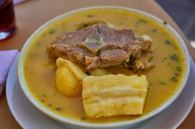 Sıcak bir Cusco tarzı sopa seka, taze et, yuca ve yerli patateslerle dolu. Bu geleneksel And yemeği, Peru dağlık arazisinin sıcaklığını, gıdasını ve derin lezzetlerini sunar..