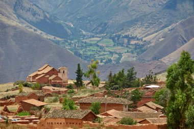 San Francisco de Maras Kilisesi, kerpiç duvarları ve dingin yapısıyla Kutsal Vadi 'nin derin ruhsal ve sömürgeci mirasını yansıtır..