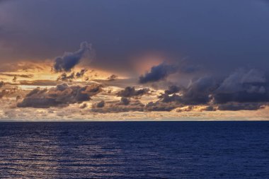 Titicaca Gölü 'nün engin engin genişliğinde dramatik bir fırtınalı gökyüzü beliriyor, yüksek irtifada derin gölgeler ve zengin maviler bırakıyor..
