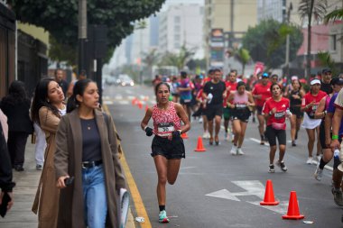 42 kilometrelik tutku, dayanıklılık ve şehir ruhu. Lima Maratonu 42K, dünyanın dört bir yanından gelen koşucuları bir araya getirdi..