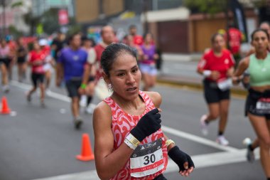 42 kilometrelik tutku, dayanıklılık ve şehir ruhu. Lima Maratonu 42K, dünyanın dört bir yanından gelen koşucuları bir araya getirdi..