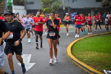 42 kilometrelik tutku, dayanıklılık ve şehir ruhu. Lima Maratonu 42K, dünyanın dört bir yanından gelen koşucuları bir araya getirdi..
