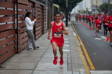 42 kilometrelik tutku, dayanıklılık ve şehir ruhu. Lima Maratonu 42K, dünyanın dört bir yanından gelen koşucuları bir araya getirdi..