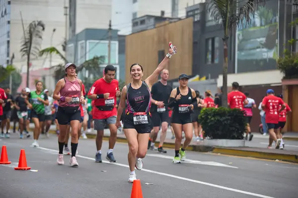 42 kilometrelik tutku, dayanıklılık ve şehir ruhu. Lima Maratonu 42K, dünyanın dört bir yanından gelen koşucuları bir araya getirdi..