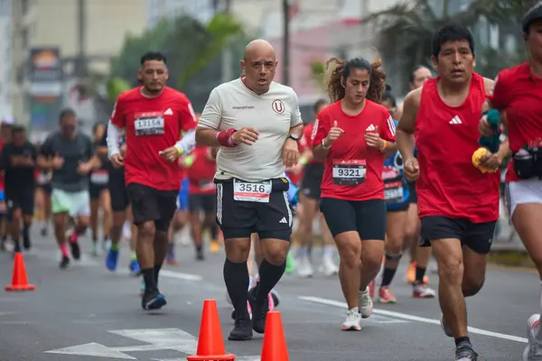 42 kilometrelik tutku, dayanıklılık ve şehir ruhu. Lima Maratonu 42K, dünyanın dört bir yanından gelen koşucuları bir araya getirdi..