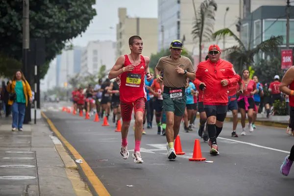 42 kilometrelik tutku, dayanıklılık ve şehir ruhu. Lima Maratonu 42K, dünyanın dört bir yanından gelen koşucuları bir araya getirdi..