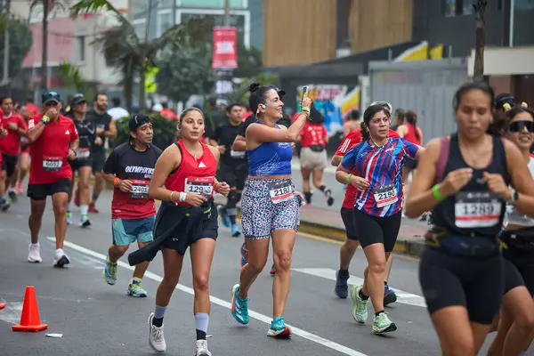 42 kilometrelik tutku, dayanıklılık ve şehir ruhu. Lima Maratonu 42K, dünyanın dört bir yanından gelen koşucuları bir araya getirdi..