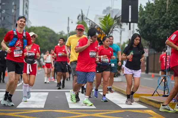 42 kilometrelik tutku, dayanıklılık ve şehir ruhu. Lima Maratonu 42K, dünyanın dört bir yanından gelen koşucuları bir araya getirdi..