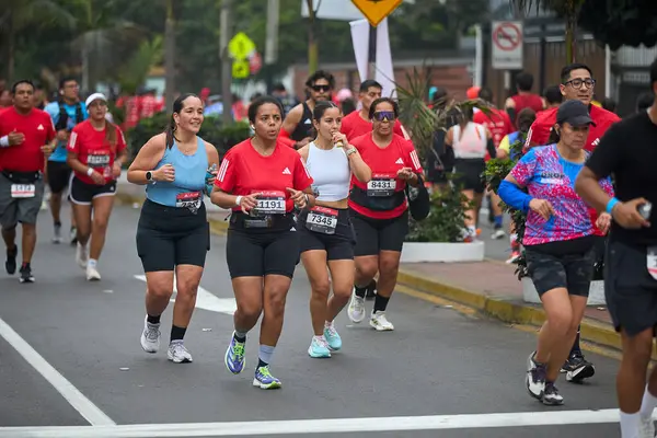 42 kilometrelik tutku, dayanıklılık ve şehir ruhu. Lima Maratonu 42K, dünyanın dört bir yanından gelen koşucuları bir araya getirdi..