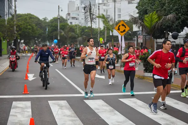 42 kilometrelik tutku, dayanıklılık ve şehir ruhu. Lima Maratonu 42K, dünyanın dört bir yanından gelen koşucuları bir araya getirdi..
