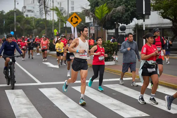 42 kilometrelik tutku, dayanıklılık ve şehir ruhu. Lima Maratonu 42K, dünyanın dört bir yanından gelen koşucuları bir araya getirdi..