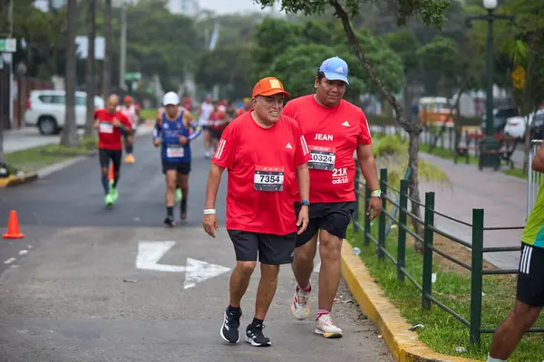 42 kilometrelik tutku, dayanıklılık ve şehir ruhu. Lima Maratonu 42K, dünyanın dört bir yanından gelen koşucuları bir araya getirdi..