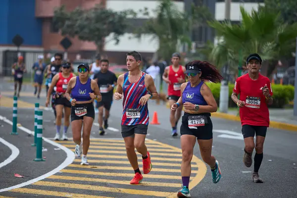 42 kilometrelik tutku, dayanıklılık ve şehir ruhu. Lima Maratonu 42K, dünyanın dört bir yanından gelen koşucuları bir araya getirdi..