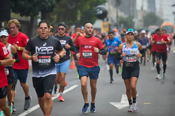 42 kilometrelik tutku, dayanıklılık ve şehir ruhu. Lima Maratonu 42K, dünyanın dört bir yanından gelen koşucuları bir araya getirdi..