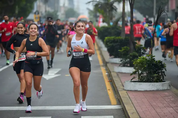 42 kilometrelik tutku, dayanıklılık ve şehir ruhu. Lima Maratonu 42K, dünyanın dört bir yanından gelen koşucuları bir araya getirdi..