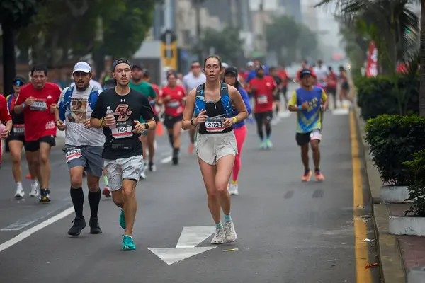 42 kilometrelik tutku, dayanıklılık ve şehir ruhu. Lima Maratonu 42K, dünyanın dört bir yanından gelen koşucuları bir araya getirdi..